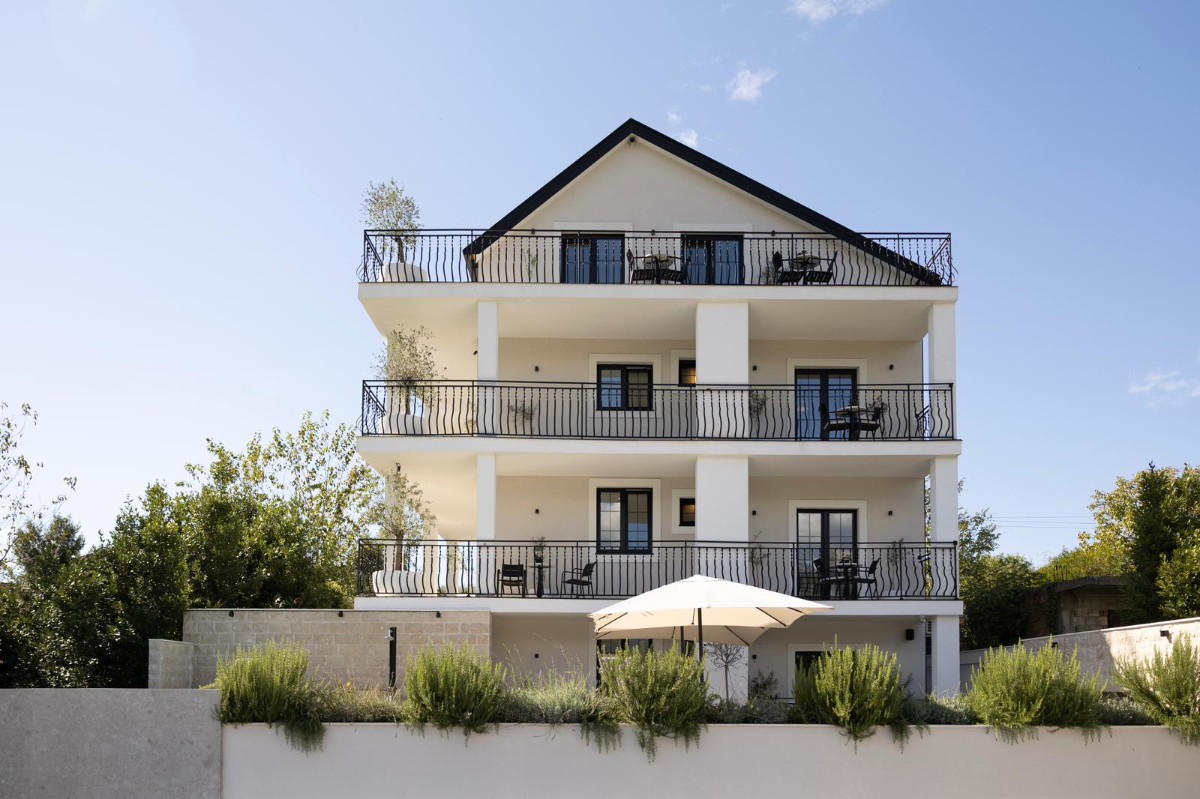 One-Bedroom Apartment with Large Terrace, Shared Pool and Parking Space, Tivat
